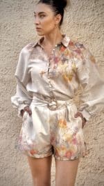 Ensemble short chemisier femme en lin coton imprimé fleuri porté – look estival chic TPGK 2025
