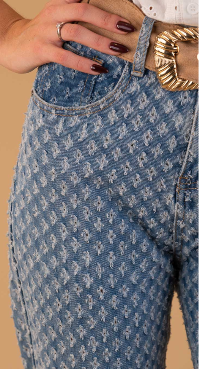 Jean femme bleu de qualité premium avec petits trous, 2 poches avant et 2 poches arrières. Fermeture boutonnière et zip. Style tendance et confortable pour toutes les occasions.