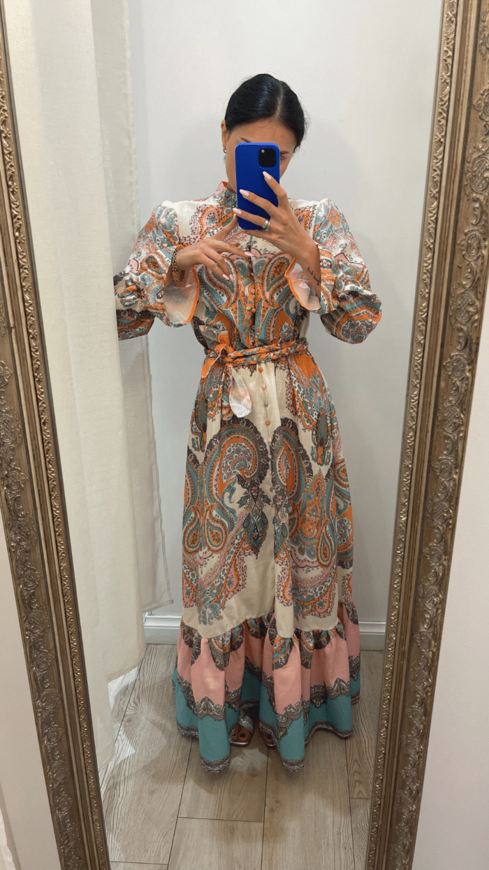 Robe longue en coton imprimé cachemire avec col Mao, manches longues ballon, ceinture tressée modulable. Couleurs : orange, crème, bleu turquoise, violet, rose.
