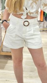 Élégant short blanc coton avec ceinture femmes