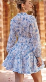 Robe courte en coton brodé blanc et bleu avec imprimé floral, manches longues et ceinture à nouer