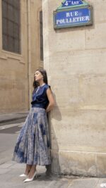 Jupe longue plissée en tulle bleu marine et beige portée avec un top bleu satiné, look chic et parisien.