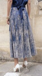 Jupe longue plissée en tulle bleu marine et beige clair à volants, portée avec un top bleu satiné – look élégant féminin