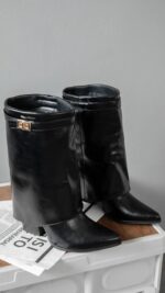 Bottes courtes tube noires à talon moyen avec détail doré – TPGK