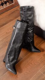 Bottes femme noires en cuir synthétique à talon fin forme tube – Collection TPGK automne hiver