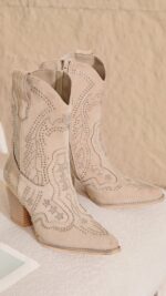 Bottines santiags femme beige en suédine avec strass – style western chic