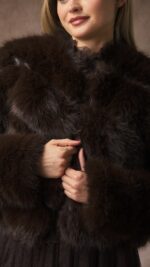 Veste courte en fausse fourrure marron chocolat pour femme – automne hiver