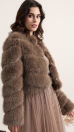 Veste courte en fausse fourrure taupe foncé pour femme – automne hiver