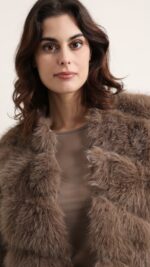Veste courte en fausse fourrure taupe foncé pour femme – automne hiver