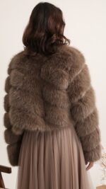 Veste courte en fausse fourrure taupe foncé pour femme – automne hiver