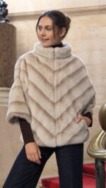 Manteau cape beige en fausse fourrure pour femme – automne hiver