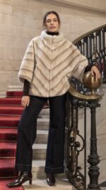 Manteau cape beige en fausse fourrure pour femme – automne hiver