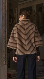 Manteau cape taupe en fausse fourrure pour femme – automne hiver