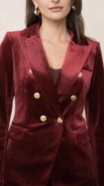 Veste tailleur femme en velours bordeaux chic à boutons dorés – Collection TPGK