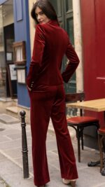 Veste tailleur femme en velours bordeaux chic à boutons dorés – Collection TPGK