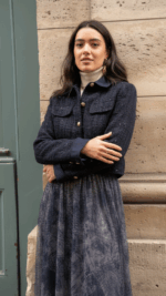 Veste courte femme en tweed bleu marine chic à boutons dorés – Collection TPGK