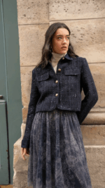 Veste courte femme en tweed bleu marine chic à boutons dorés – Collection TPGK