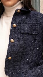 Veste courte femme en tweed bleu marine chic à boutons dorés – Collection TPGK