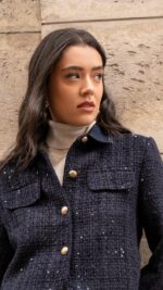 Veste courte femme en tweed bleu marine chic à boutons dorés – Collection TPGK