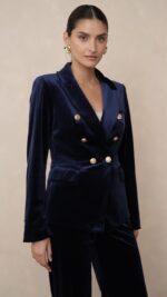 Veste tailleur femme en velours bleu marine chic à boutons dorés – Collection TPGK