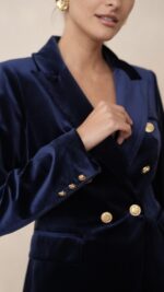 Veste tailleur femme en velours bleu marine chic à boutons dorés – Collection TPGK
