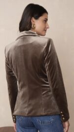Veste tailleur femme en velours taupe chic à boutons dorés – Collection TPGK