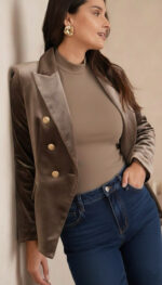 Veste tailleur femme en velours taupe chic à boutons dorés – Collection TPGK