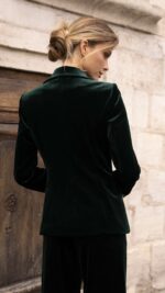 Veste tailleur femme en velours vert chic à boutons dorés – Collection TPGK